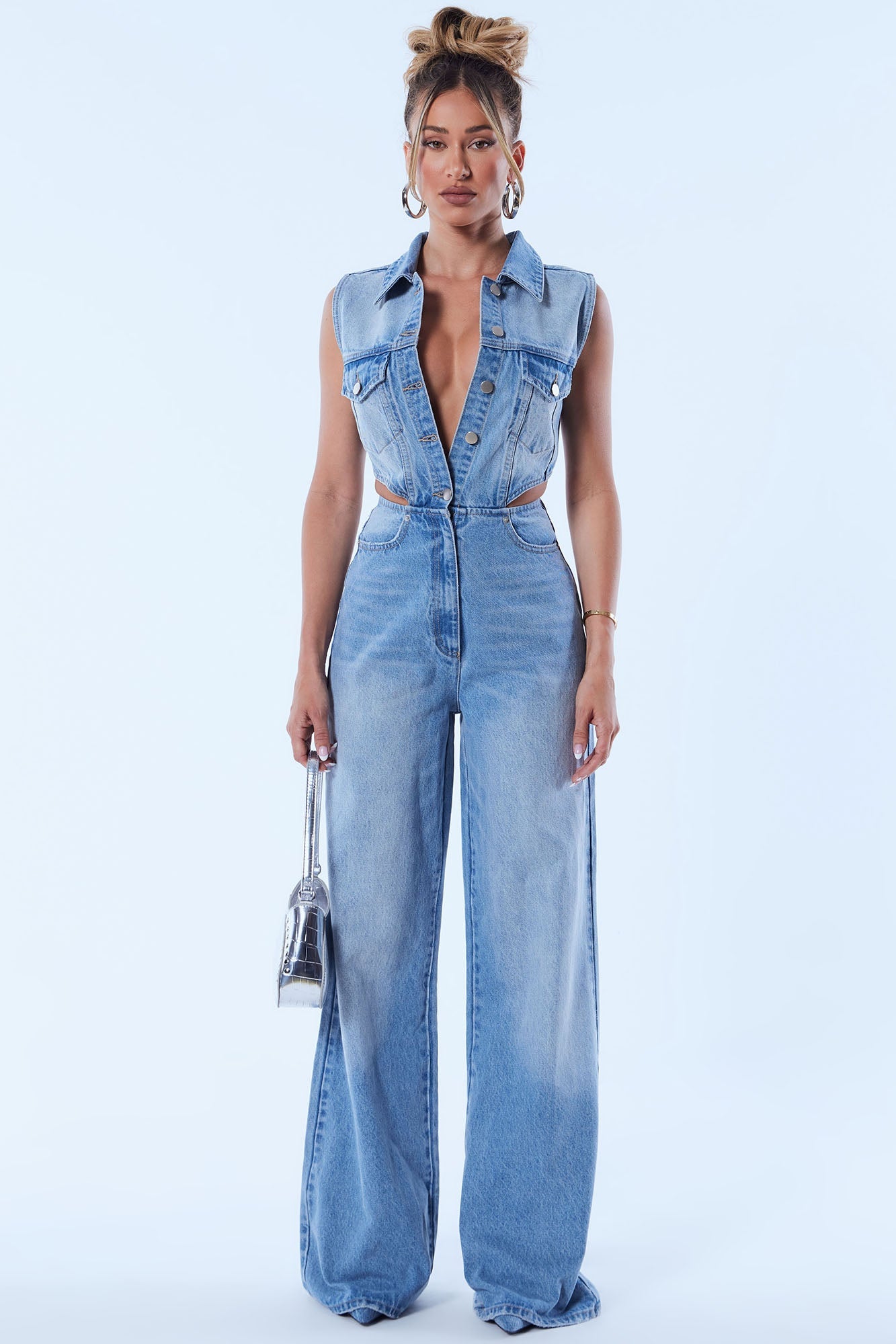 https://cdn.shopify.com/s/files/1/0293/9277/files/04-27-23DenimEditorial_TH_MR_11-33-13_LOOK_20_8358_ES_MH.jpg?v=1684274938