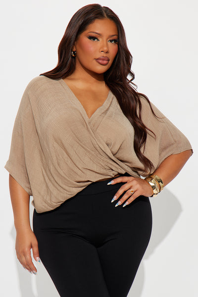 https://cdn.shopify.com/s/files/1/0293/9277/files/05-01-25_S4_33_HF25E105_Taupe_KP_AC_14-04-47_PLUS_27468_PXF.jpg?v=1746472961&with=400&height=600