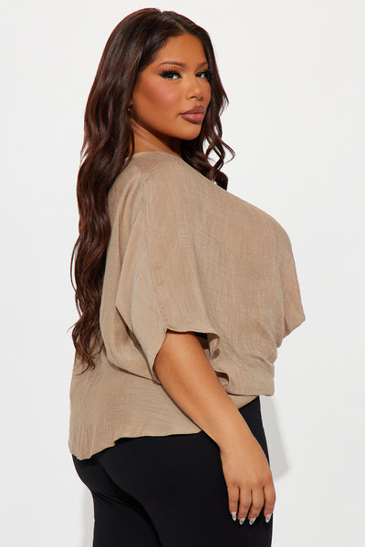 https://cdn.shopify.com/s/files/1/0293/9277/files/05-01-25_S4_33_HF25E105_Taupe_KP_AC_14-05-11_PLUS_27469_PXF.jpg?v=1746472958&with=400&height=600