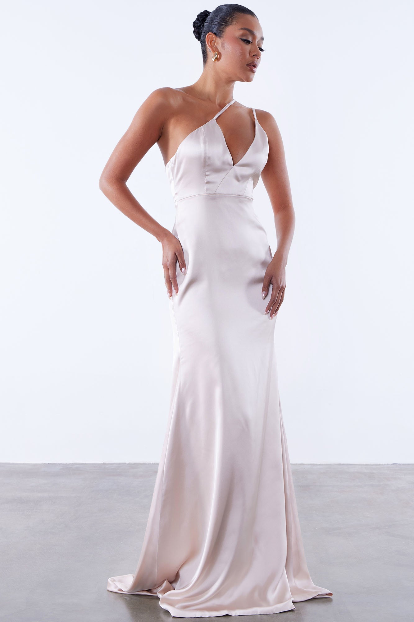 https://cdn.shopify.com/s/files/1/0293/9277/files/05-09-23LUXE_TH_IM_14-15-13_55_GW22X2612_Nude_2402_JB_MH_JF.jpg?v=1684450527