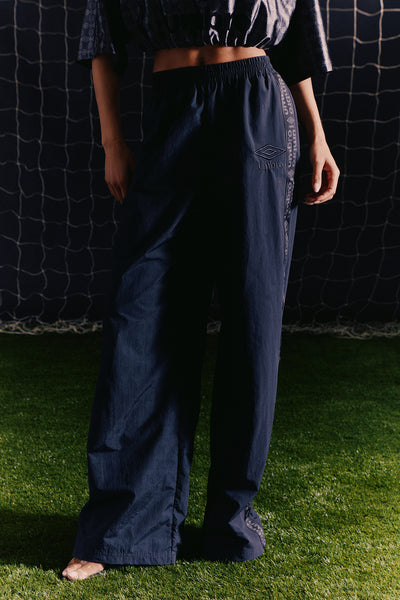 https://cdn.shopify.com/s/files/1/0293/9277/files/05-11-26_UMBRO_-Collection_LOOK_62_RA_CW_10-14-35_11843_ES.jpg?v=1780421321&with=400&height=600