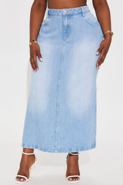 https://cdn.shopify.com/s/files/1/0293/9277/files/05-15-25_PLUS_S6_14_FN4335MDYJ_LightWash_RA_DO_11-23-58_85340_PXF.jpg?v=1747424456&with=400&height=600
