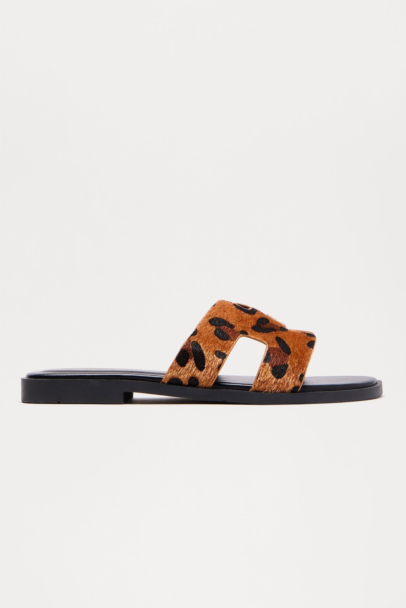 https://cdn.shopify.com/s/files/1/0293/9277/files/05-16-25_S15_29_ADDISONFN_Leopard_CZ_13-51-17_FLATLAY_4953_CM_ES.jpg?v=1750810792