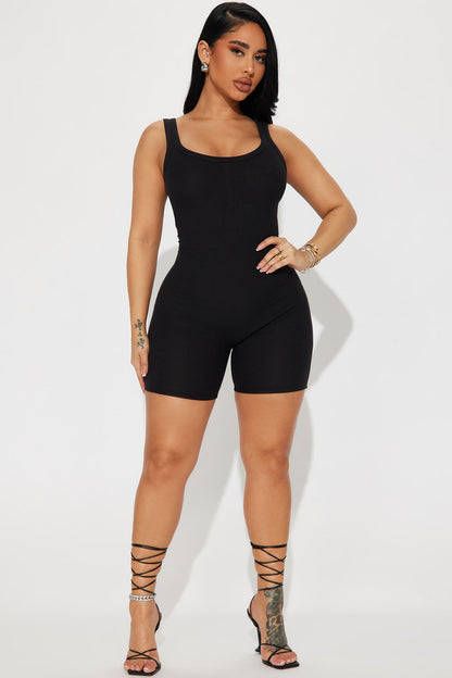 https://cdn.shopify.com/s/files/1/0293/9277/files/05-23-23Studio6_CXB_AP_12-03-13_35_RR50368_Black_8872_CM.jpg?v=1685479943