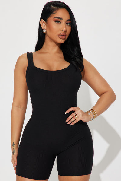 https://cdn.shopify.com/s/files/1/0293/9277/files/05-23-23Studio6_CXB_AP_12-03-35_35_RR50368_Black_8879_CM.jpg?v=1685479943&with=400&height=600