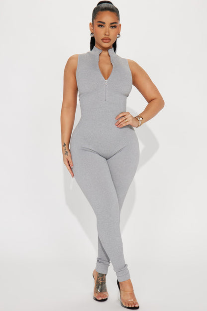 https://cdn.shopify.com/s/files/1/0293/9277/files/06-02-23Studio5_KF_PC_11-32-37_37_J1K1519C_HeatherGrey_0717_CM.jpg?v=1686335637
