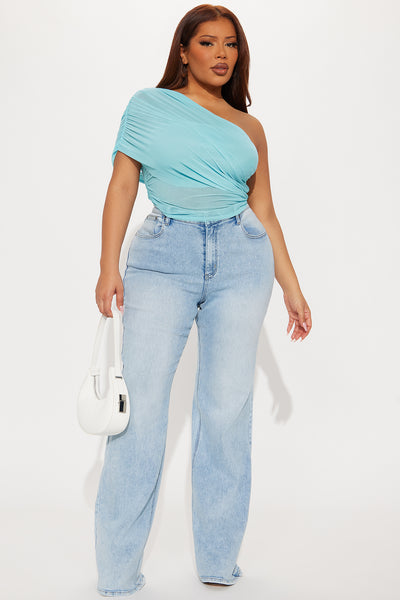 https://cdn.shopify.com/s/files/1/0293/9277/files/06-03-25_S4_19_U525TALL_LightWash_KJ_JS_10-57-53_PLUS_10187_PXF.jpg?v=1753727267&with=400&height=600
