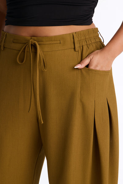https://cdn.shopify.com/s/files/1/0293/9277/files/06-03-26_S3_19_B226PT0708_Olive_AC_KK_11-03-24_PLUS_1973_MWA.jpg?v=1781028819&with=400&height=600