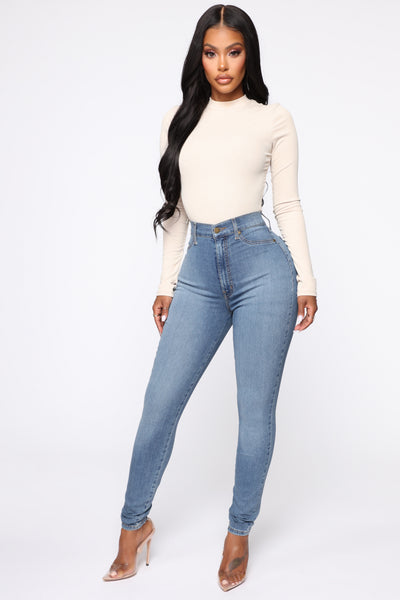 https://cdn.shopify.com/s/files/1/0293/9277/products/06-05-19_Studio_1_OD_13-54-36_26__FNF8180D_LightBlueWash_3831_JD.jpg?v=1668447642&with=400&height=600