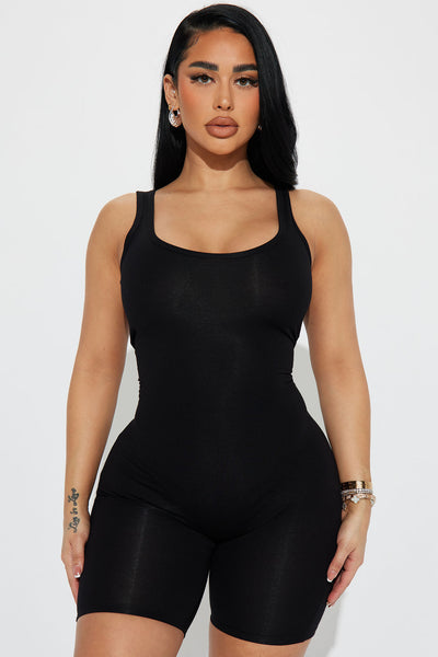 https://cdn.shopify.com/s/files/1/0293/9277/files/06-05-23Studio1_TK_DB_15-09-46_62_JR49776_Black_59098_DQ.jpg?v=1686676917&with=400&height=600