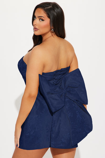 https://cdn.shopify.com/s/files/1/0293/9277/files/06-07-24_S5_63_KZZD4021801_Ivory_AZ_SS_IM_14-57-49_PLUS_19366_PXF_JA_Navy.jpg?v=1790009062&with=400&height=600