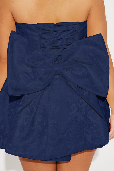 https://cdn.shopify.com/s/files/1/0293/9277/files/06-07-24_S5_63_KZZD4021801_Ivory_AZ_SS_IM_14-57-56_PLUS_19368_PXF_JA_Navy.jpg?v=1790009063&with=400&height=600