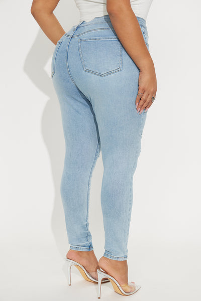 https://cdn.shopify.com/s/files/1/0293/9277/files/06-10-25_S5_62_FNBF2436_LightWash_CR_PLUS_IM_15-52-24_69236_PXF.jpg?v=1750787874&with=400&height=600