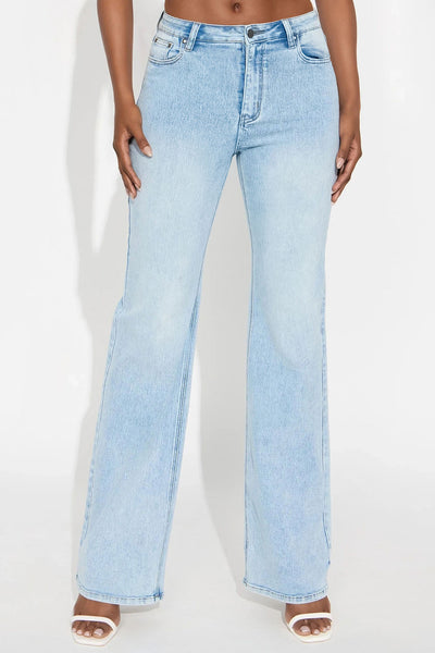 https://cdn.shopify.com/s/files/1/0293/9277/files/06-11-25_S8_3_U525TALL_LightWash_CR_AP_11-56-58_0808-Adia_PXF_CM.jpg?v=1753727267&with=400&height=600
