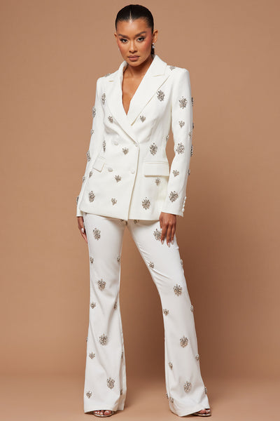https://cdn.shopify.com/s/files/1/0293/9277/files/06-13-23LUXE_CXB_IM_11-59-30_21_B30206_White_9302_JB.jpg?v=1689113061&with=400&height=600