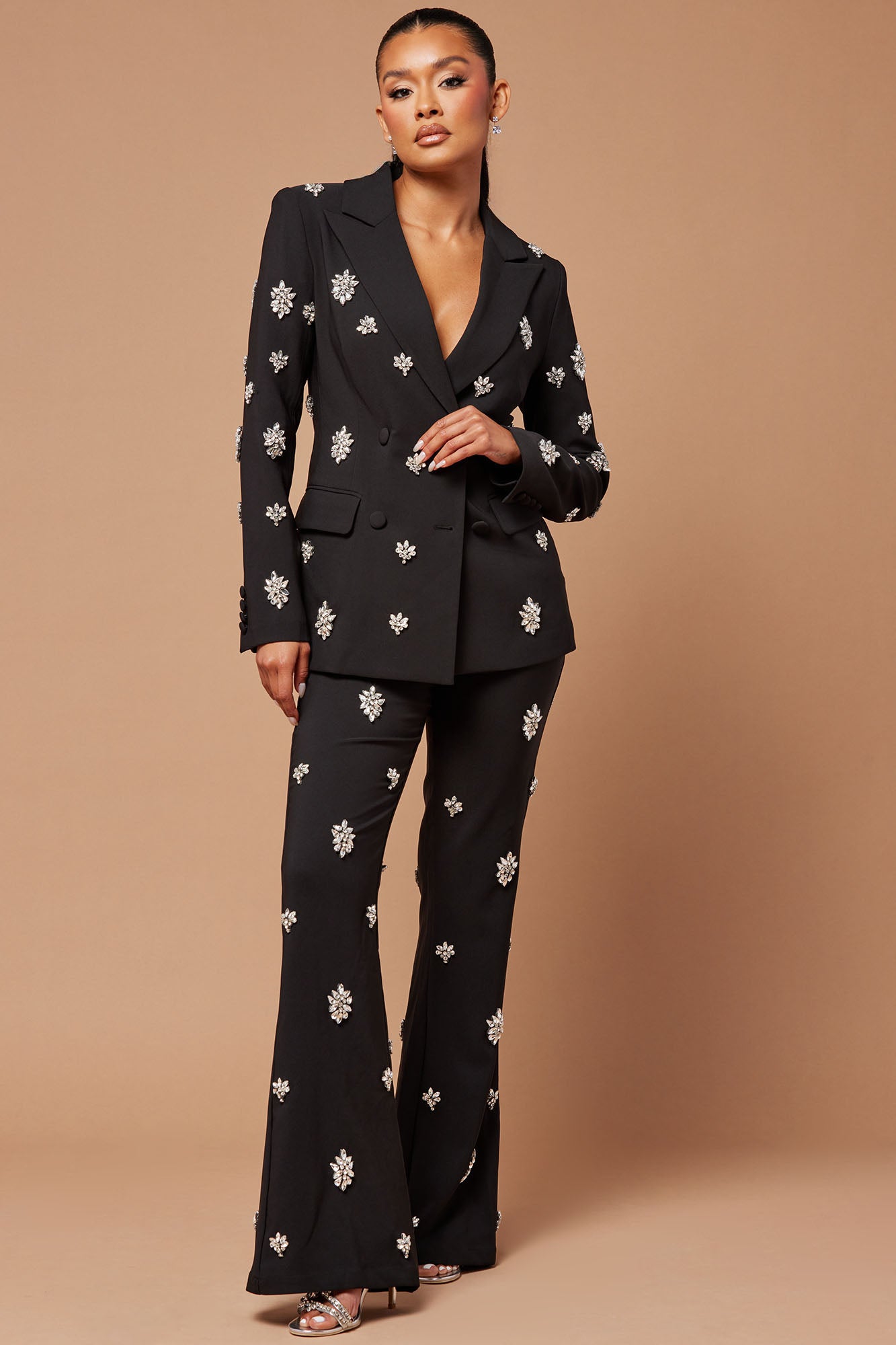 https://cdn.shopify.com/s/files/1/0293/9277/files/06-13-23LUXE_CXB_IM_14-12-02_23_B30206_Black_9321_SG.jpg?v=1689113104