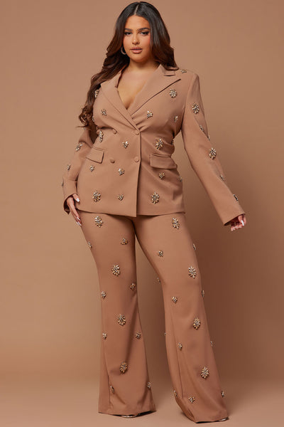 https://cdn.shopify.com/s/files/1/0293/9277/files/06-14-23LUXE_TH_IM_13-14-22_30_B30206_Mocha_9421_PLUS_SG_5b5eaef8-8aad-4841-bff7-84857af1406d.jpg?v=1692738748&with=400&height=600