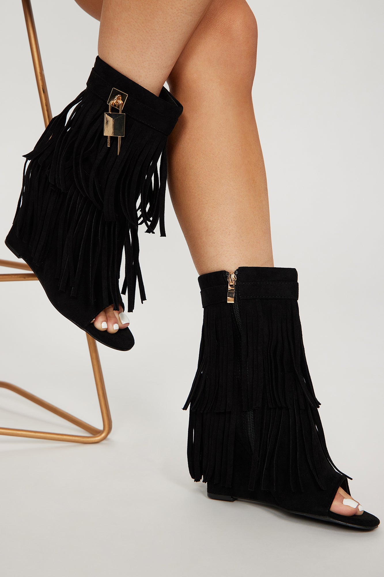 https://cdn.shopify.com/s/files/1/0293/9277/files/06-20-23Studio8_CB_RS_11-38-00_40_CERRITOS_Black_6936_PXF.jpg?v=1687907507
