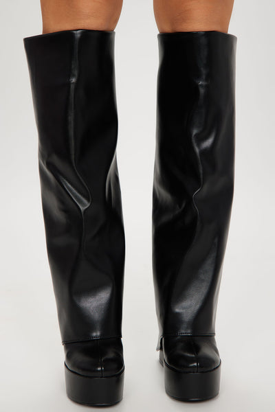 https://cdn.shopify.com/s/files/1/0293/9277/files/07-05-23Studio8_CB_RS_14-46-58_77_LAKESHA1_Black_8391_SG.jpg?v=1689114434&with=400&height=600