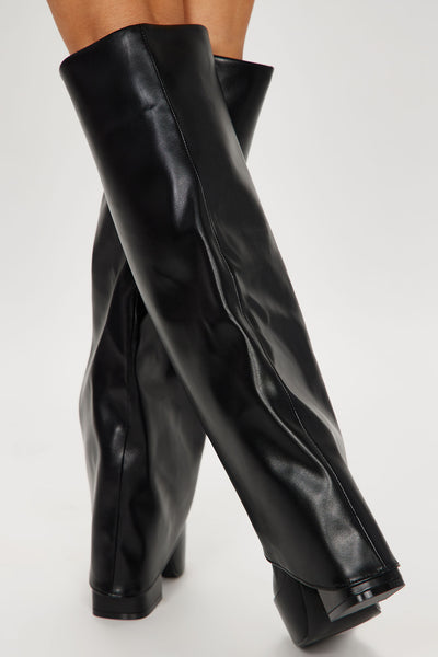 https://cdn.shopify.com/s/files/1/0293/9277/files/07-05-23Studio8_CB_RS_14-47-05_77_LAKESHA1_Black_8393_SG.jpg?v=1689114434&with=400&height=600