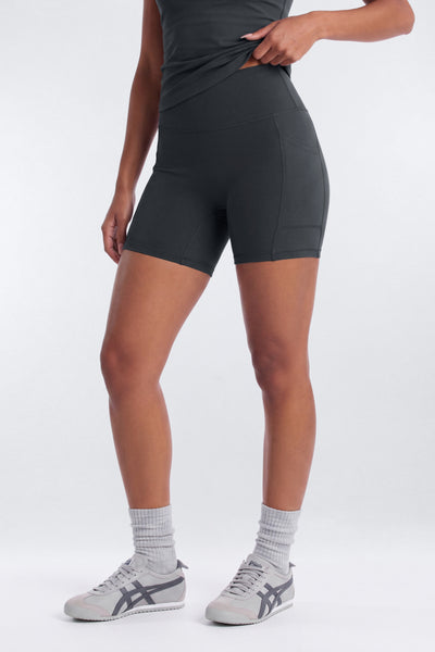 https://cdn.shopify.com/s/files/1/0293/9277/files/07-17-26_S9_PM_12_B12504SB1201_Carbon_JG_AA_15-45-53_41615-13_ES_ES_JA.jpg?v=1786396046&with=400&height=600