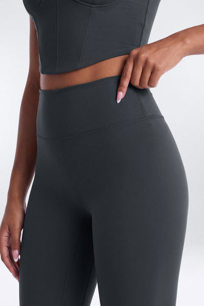 https://cdn.shopify.com/s/files/1/0293/9277/files/07-17-26_S9_PM_15_B426SB1207_Carbon_JG_AA_16-48-31_41639-8_AB_ES_JA.jpg?v=1786396237&with=400&height=600