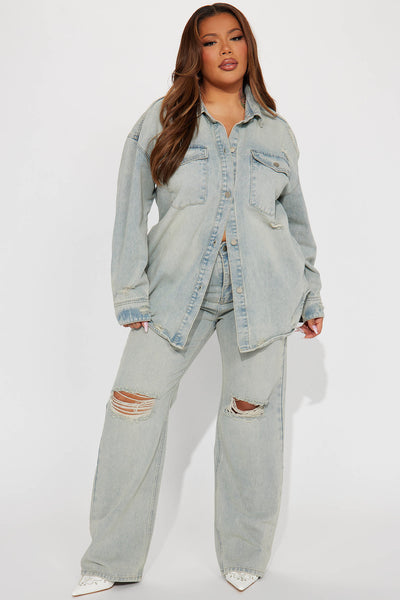 https://cdn.shopify.com/s/files/1/0293/9277/files/07-24-23Studio4_KT_SS_10-16-31_9_yjdmk04j_LightWash_22233_PLUS_MR.jpg?v=1723767160&with=400&height=600