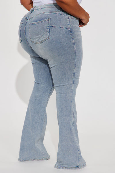 https://cdn.shopify.com/s/files/1/0293/9277/files/07-24-23Studio5_CC_AP_15-06-28_50_YJDM15HRSFL1_LightWash_1458_PLUS_MP.jpg?v=1750809623&with=400&height=600