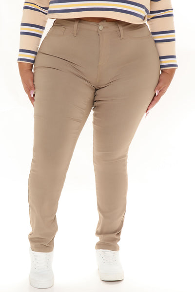 https://cdn.shopify.com/s/files/1/0293/9277/products/07-26-21Studio2_ME_MJ_11-00-41_23_P748931_Tan_3510_PLUS_KL.jpg?v=1722444750&with=400&height=600