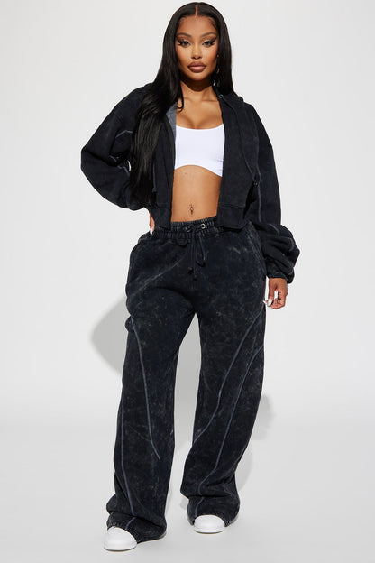 https://cdn.shopify.com/s/files/1/0293/9277/files/07-26-23Studio2_TK_RL_16-56-22_19_ZDZPJ10610P_Black_17343_EH_CM.jpg?v=1691449660