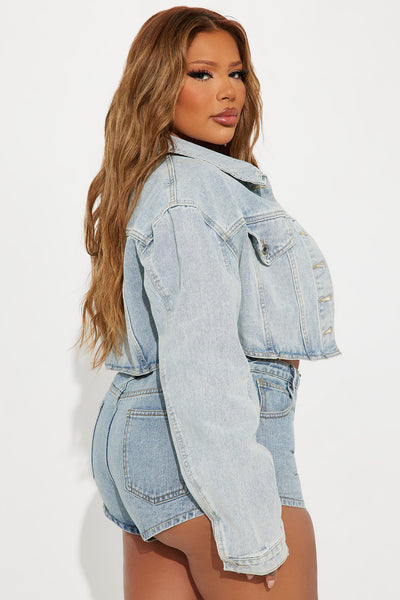 https://cdn.shopify.com/s/files/1/0293/9277/files/08-01-24_S4_10_D2400159026_LightWash_AZ_IM_11-15-47_PLUS_44991_PXF.jpg?v=1722616385&with=400&height=600