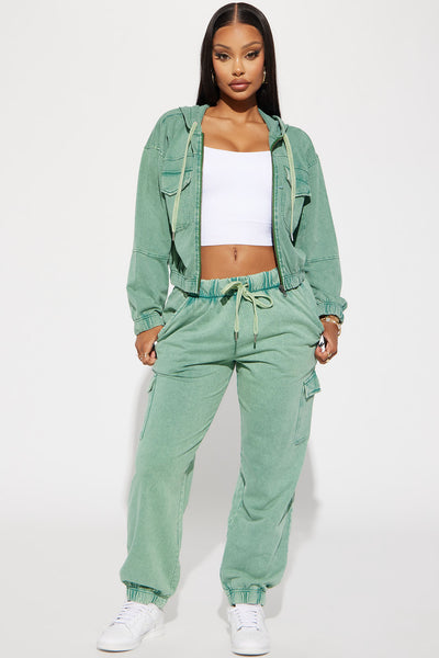 https://cdn.shopify.com/s/files/1/0293/9277/files/08-03-23Studio2_TK_RL_12-23-26_34_J4K6182C_Green_47270_CM.jpg?v=1691695658&with=400&height=600