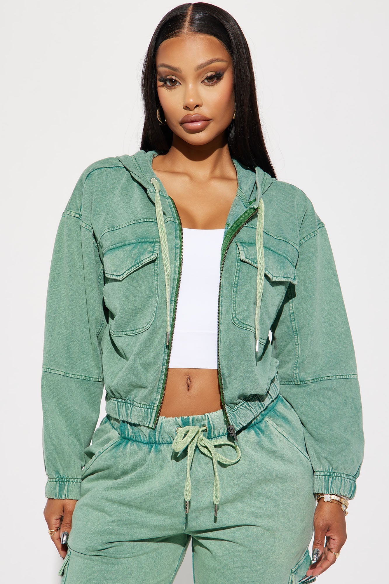 https://cdn.shopify.com/s/files/1/0293/9277/files/08-03-23Studio2_TK_RL_12-23-46_34_J4K6182C_Green_47274_CM.jpg?v=1691695658