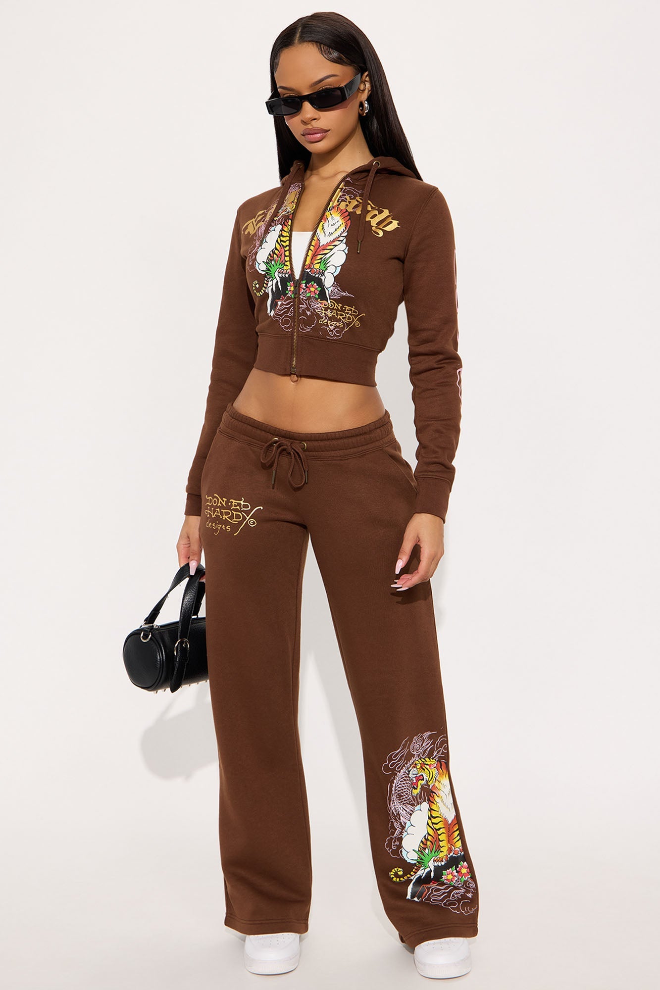https://cdn.shopify.com/s/files/1/0293/9277/files/08-07-25_S8_14_EHW820069FN_Brown_AE_PC_11-29-48_9262_PXF_EH.jpg?v=1754694359