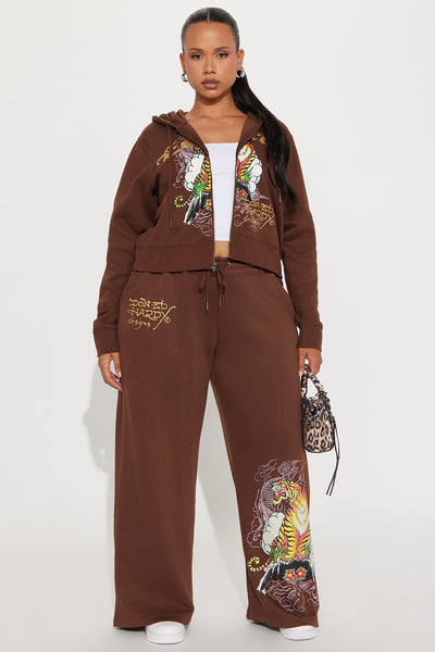 https://cdn.shopify.com/s/files/1/0293/9277/files/08-13-25_S5_44_EHW180065FN_Brown_CR_SS_15-04-26_PLUS_5941_PXF.jpg?v=1755212897&with=400&height=600