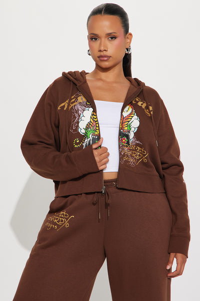 https://cdn.shopify.com/s/files/1/0293/9277/files/08-13-25_S5_44_EHW180065FN_Brown_CR_SS_15-04-26_PLUS_5956_PXF.jpg?v=1755212897&with=400&height=600