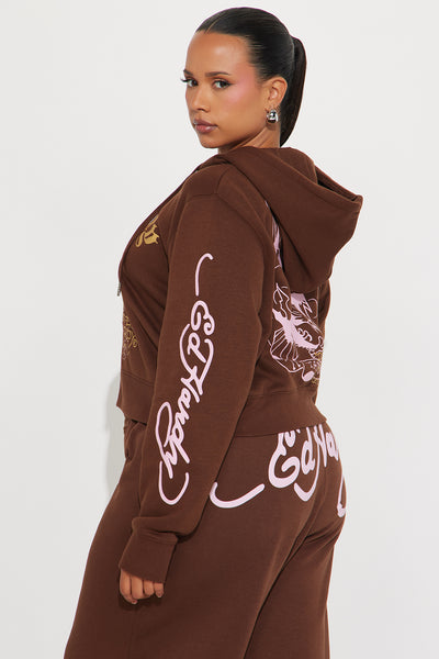 https://cdn.shopify.com/s/files/1/0293/9277/files/08-13-25_S5_44_EHW180065FN_Brown_CR_SS_15-04-26_PLUS_5966_PXF.jpg?v=1755211269&with=400&height=600
