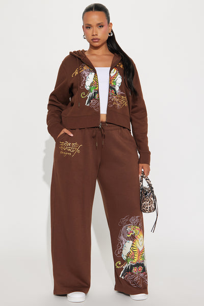 https://cdn.shopify.com/s/files/1/0293/9277/files/08-13-25_S5_45_EHW820069FN_Brown_CR_SS_15-04-26_PLUS_5940_PXF.jpg?v=1755211357&with=400&height=600