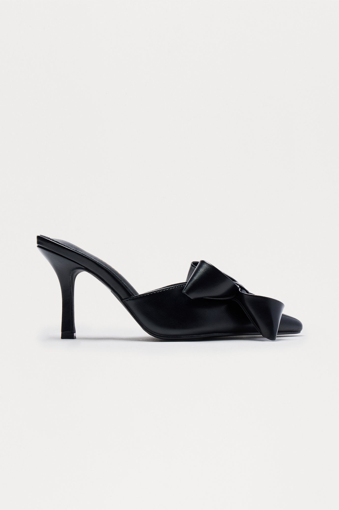 https://cdn.shopify.com/s/files/1/0293/9277/files/08-18-25_S10_2_GARDENROOM_Black_CXB_13-02-17_FLATLAY_20600_PXF.jpg?v=1755876683
