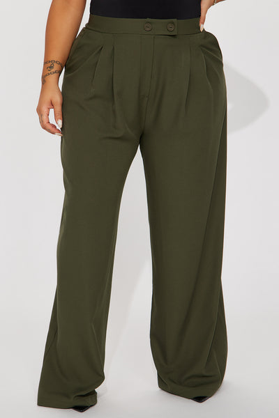 https://cdn.shopify.com/s/files/1/0293/9277/files/08-25-23Studio4_DT_AC_11-29-08_16_CAP10032_Olive_2897_PLUS_PXF.jpg?v=1694220166&with=400&height=600