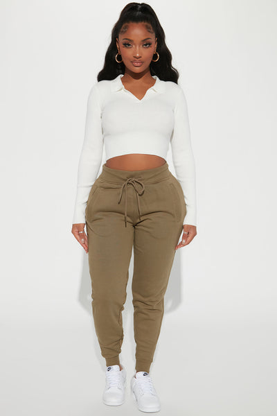 https://cdn.shopify.com/s/files/1/0293/9277/products/08-26-22Studio2_RT_AC_12-51-46_8_WNMB10218_Olive_20088_ES.jpg?v=1661812738&with=400&height=600