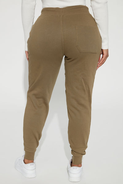 https://cdn.shopify.com/s/files/1/0293/9277/products/08-26-22Studio2_RT_AC_12-51-46_8_WNMB10218_Olive_20094_ES.jpg?v=1661812738&with=400&height=600