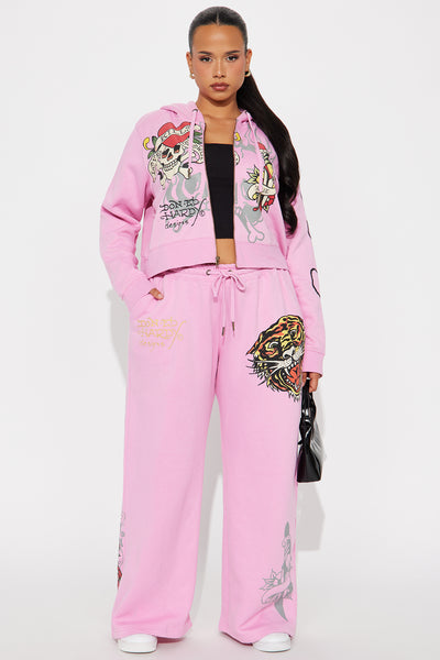 https://cdn.shopify.com/s/files/1/0293/9277/files/09-02-25_S4_55_EHW180023_Pink_JW_JS_13-47-32_PLUS_0181_PXF.jpg?v=1756998777&with=400&height=600