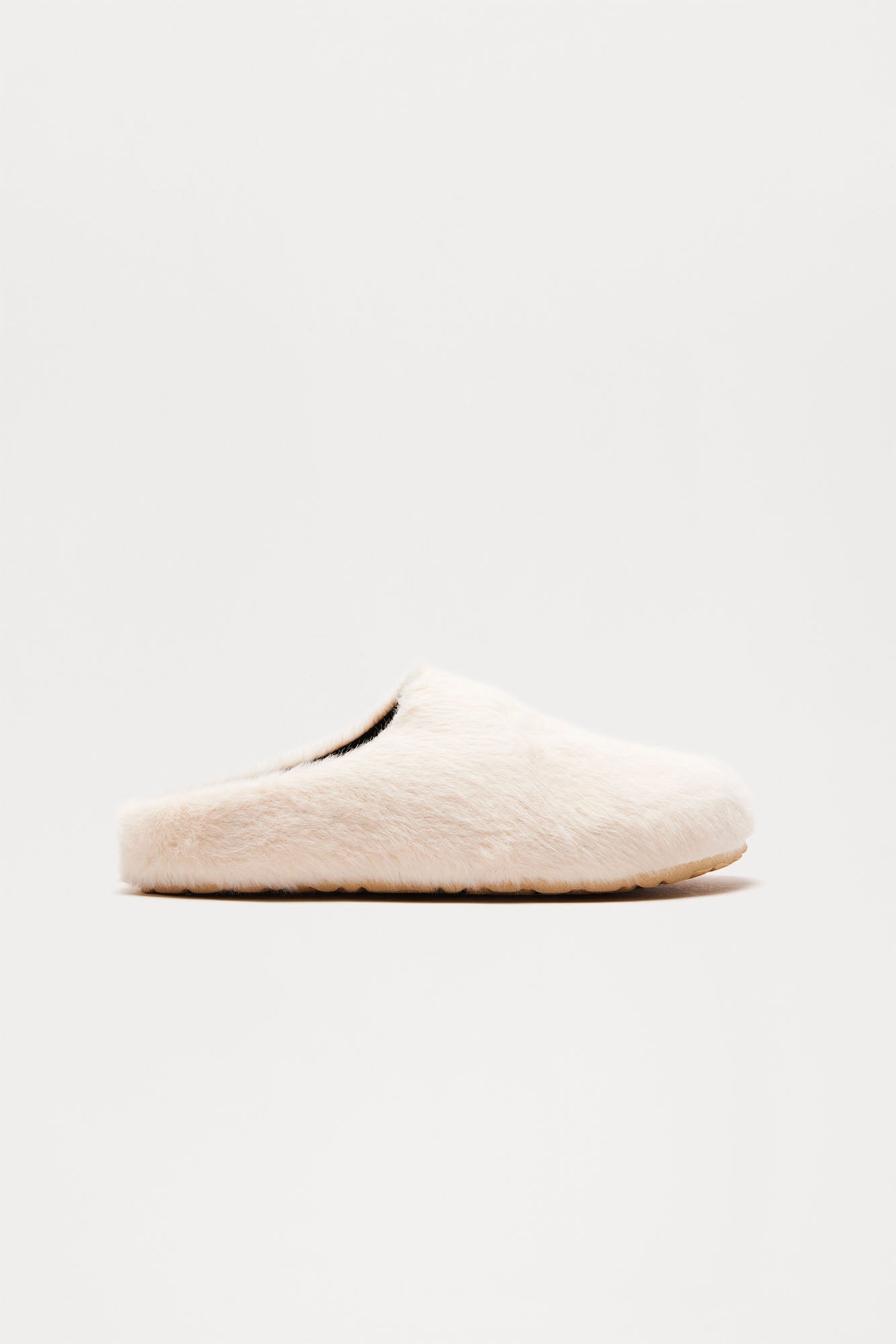 https://cdn.shopify.com/s/files/1/0293/9277/files/09-19-24_S15_17_FURRY10_Beige_CZ_09-02-385061_ES.jpg?v=1727218723