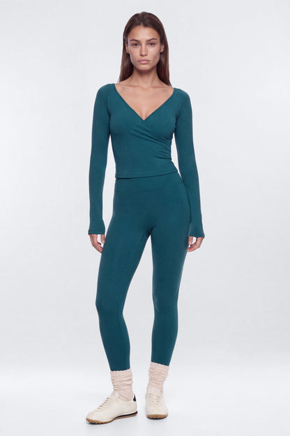 https://cdn.shopify.com/s/files/1/0293/9277/files/09-23-26_S1_46_B426SP1322_MidnightTeal_JG_SS_10-12_AM_0257-1_ES_BH_BH_BH.jpg?v=1791737236