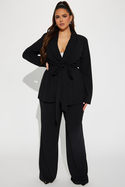https://cdn.shopify.com/s/files/1/0293/9277/files/10-05-23Studio4_KJ_DB_12-20-42_12_CAST10097_Black_P_12645_PLUS_PXF.jpg?v=1697139924&with=400&height=600