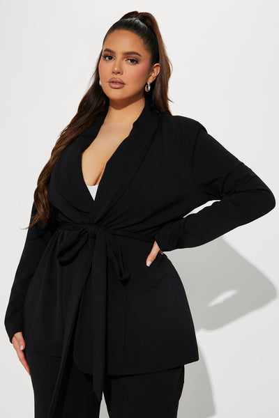 https://cdn.shopify.com/s/files/1/0293/9277/files/10-05-23Studio4_KJ_DB_12-20-57_12_CAST10097_Black_P_12651_PLUS_PXF.jpg?v=1697139924&with=400&height=600