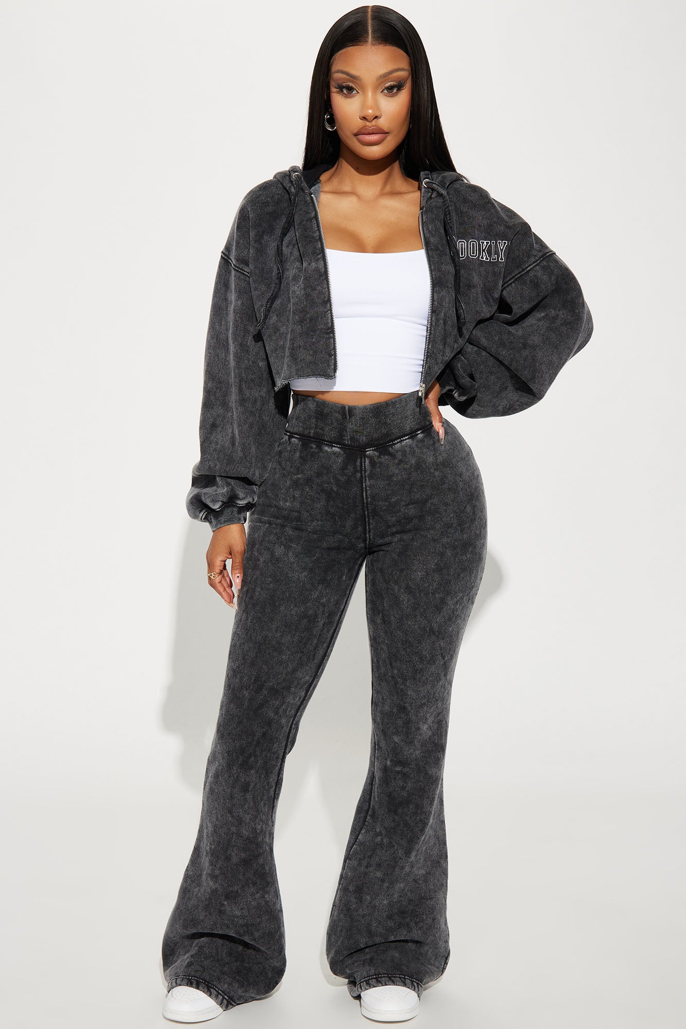 https://cdn.shopify.com/s/files/1/0293/9277/files/10-06-23Studio2_KJ_AA_15-37-52_21_ZDZPK11271BR_BlackWash_21386_MR.jpg?v=1697064172
