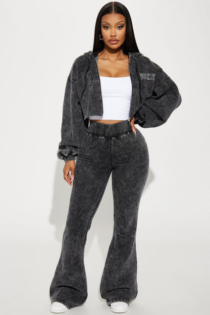 https://cdn.shopify.com/s/files/1/0293/9277/files/10-06-23Studio2_KJ_AA_15-37-52_21_ZDZPK11271BR_BlackWash_21386_MR.jpg?v=1697064172