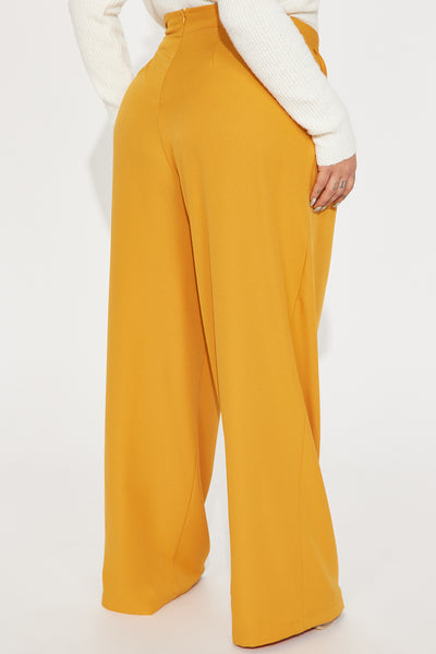 https://cdn.shopify.com/s/files/1/0293/9277/files/11-01-23Studio4_KS_DB_11-29-59_17_CAP10032_Mustard_P_9038_PLUS_PXF.jpg?v=1699303321&with=400&height=600